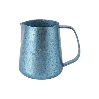 Jarra Yozcoffee para latte art de titanio puro, 420 ml, pico fino, azul/rosa/plata — imagen del producto